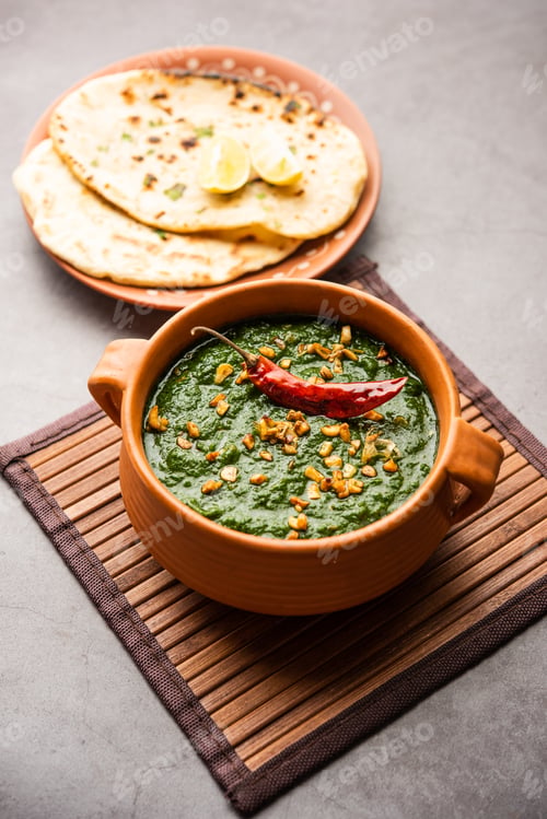 Preview: lasooni palak recipe or dhaba style garlic spinach curry, Indian main course served with naan