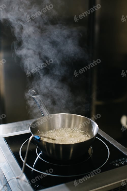 Preview: Cooking caramel in a saucepan on inductive cooking surfaces.