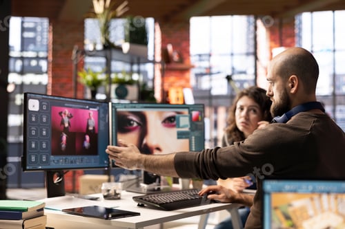 Vista previa: El equipo creativo trabaja con un chatbot de IA y un software de edición para mejorar la fotografía