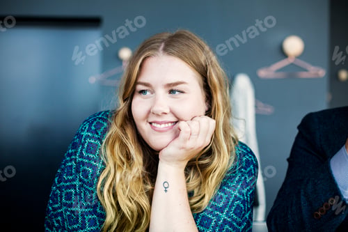 Preview: Thoughtful young woman with hand on chain in restaurant
