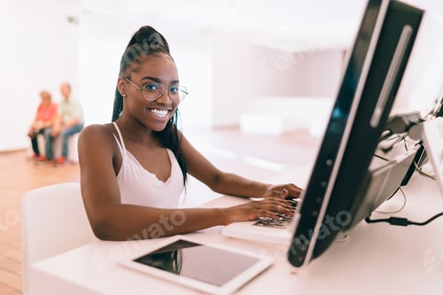 Preview: dark skinned hipster girl smiling