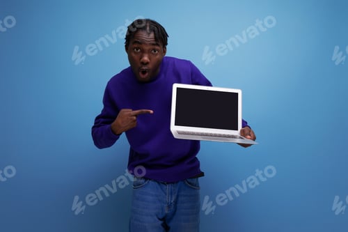 Preview: office specialist african young brunette man with dreadlocks with laptop