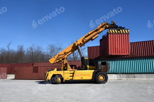Preview: Container handling vehicle in action