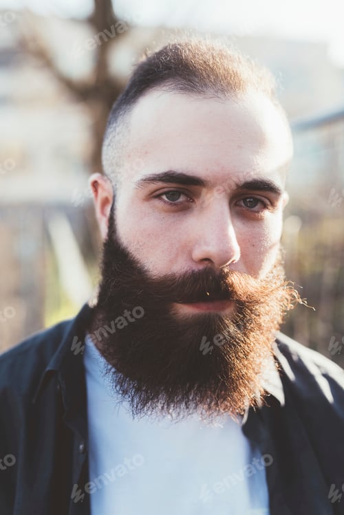 Preview: Portrait of bearded man looking at camera