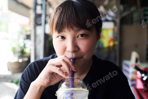 Preview: Portrait of woman drinking smoothie