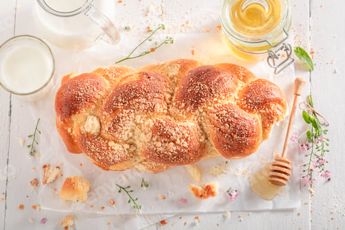Preview: Delicious golden challah as a popular snack.