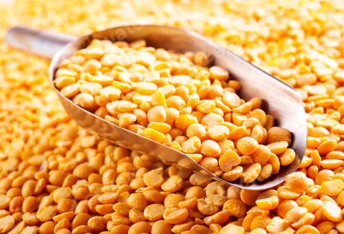 Preview: split dry peas are lying on the table