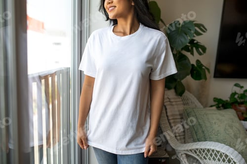 Preview: Asian woman wearing white t-shirt