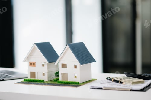 Aperçu: balancing the property sector The real estate agent is explaining the house style to see the house