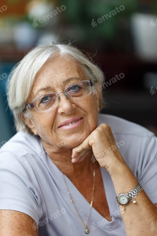 Vorschau: Porträt einer schönen Seniorin mit weißen Haaren