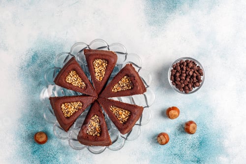 Preview: Sliced brownie cake with hazelnuts.