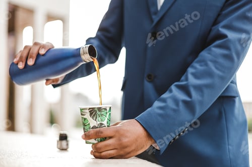 Visualização: empresário afro-americano irreconhecível servindo um café ao ar livre