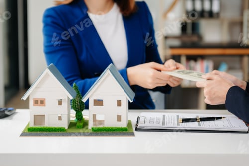 Preview: balancing the property sector The real estate agent is explaining the house style to see the house