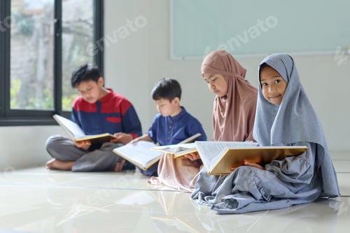Preview: A group of children reciting the holy book Quran