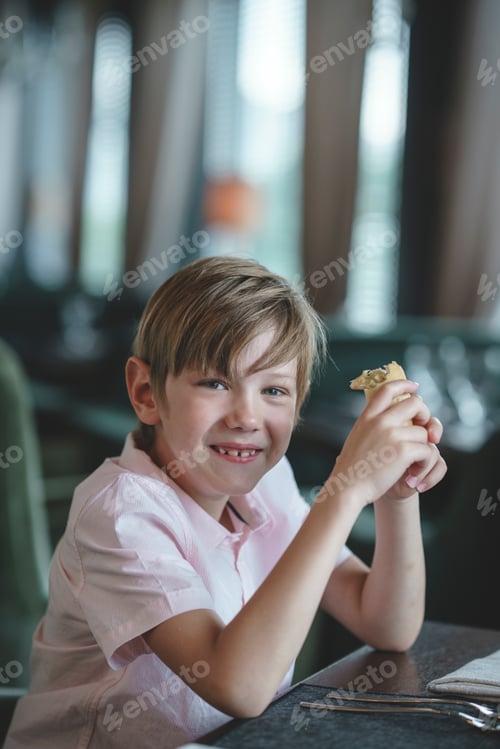 Visualização: Garotinho com um pedaço de bolo