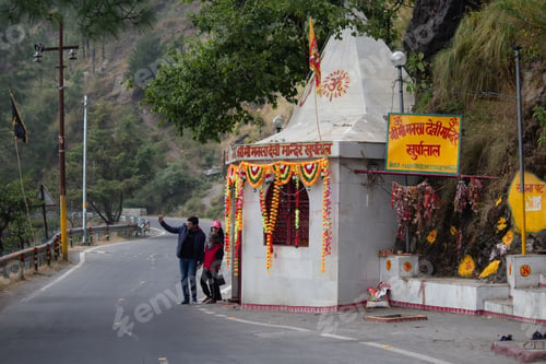 Preview: Selfie in front of a temple by a road