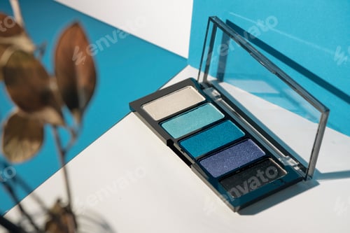 Preview: soft blue eyeshadow palette on geometric background.