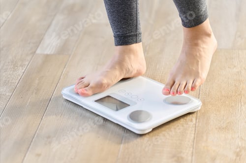 Preview: A woman's feet on a scale