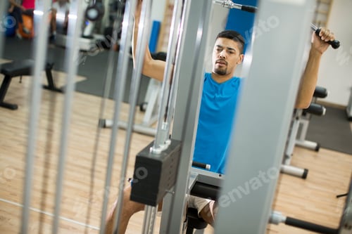Preview: Young man training in the gym
