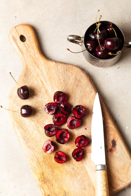 Vista previa: cereza dulce en una tabla de cortar de madera