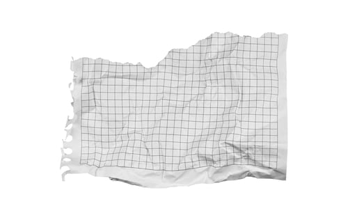 Vista previa: Papel a cuadros rasgado arrugado sobre fondo blanco para proyectos creativos