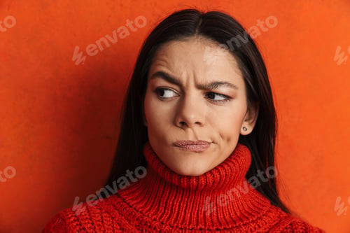Preview: Young hispanic puzzled woman thinking and looking aside