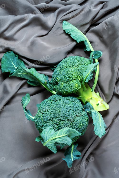 Preview: Top view of broccoli on a cloth background
