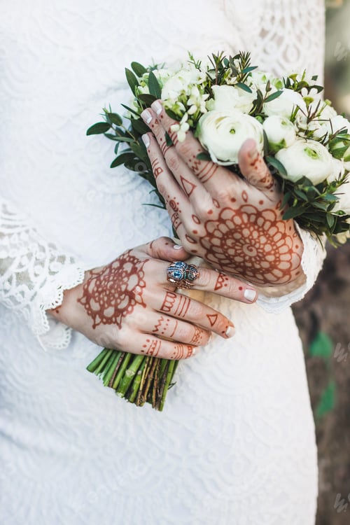 Preview: Nice wedding bouquet in bride's hand with mehendi tattoo