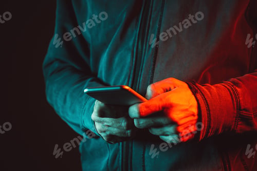 Preview: Smartphone in male hands, close up