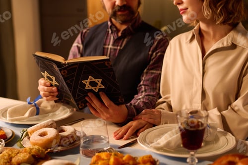 Preview: Torah with Star of David on Cover in Male Hands