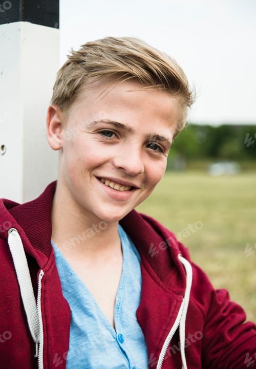 Preview: Germany, Mannheim, Teenage boy leaning on goal post