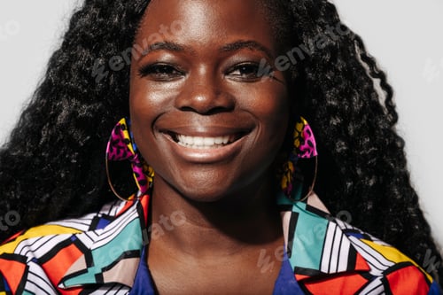 Preview: Black woman with colorful makeup looking at camera