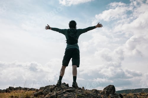 Preview: Rear view of Chinese male trail runner
