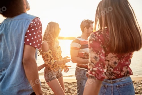 Preview: Friends dancing in the circle