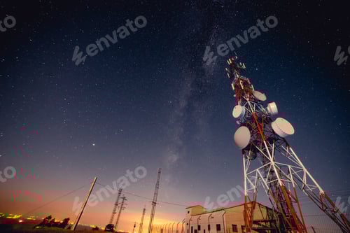 Vista previa: Torre de radio contra cielo estrellado