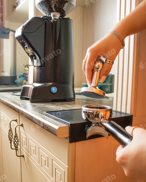 Preview: extraction of freshly ground, coffee from a professional coffee machine with a bottomless filter