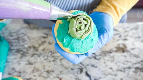 Preview: Decorating Cupcakes with Cactus-Shaped Buttercream Frosting