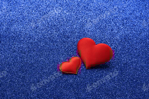 Visualização: Símbolo de corações vermelhos do amor fundo azul brilhante. Conceito de dia dos namorados
