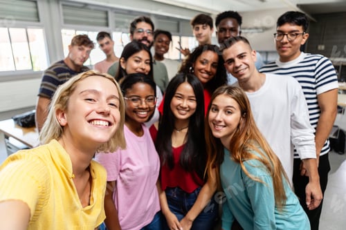 Visualização: Grupo diversificado de jovens estudantes tirando selfie na sala de aula da universidade