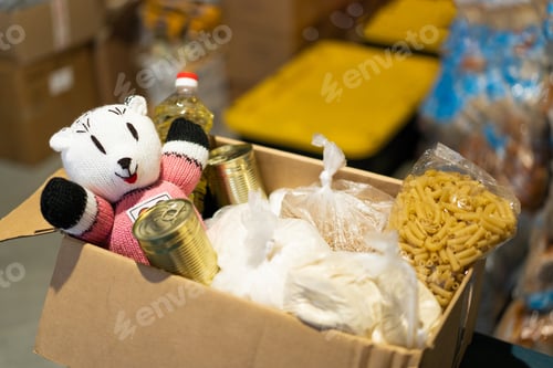 Vista previa: Donation food and cloting for refugees, support of war victims, helping people, charity