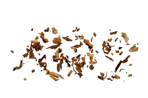Visualização: Tabaco seco isolado em um fundo branco