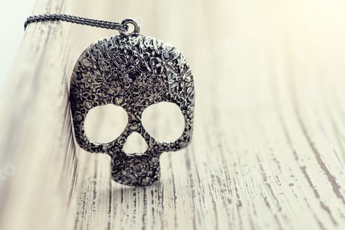 Vista previa: Pendant Skull On Wooden Background