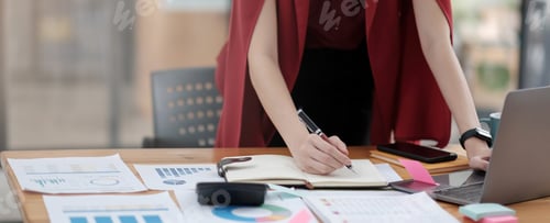 Vista previa: Mujer de negocios trabajando en la oficina con ordenador portátil y documentos en su escritorio, mujer de negocios con bolígrafos