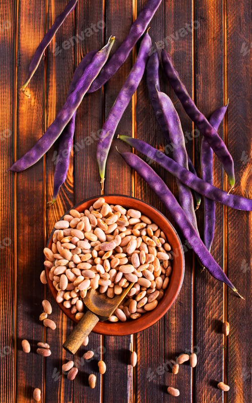 Preview: Close-up image of a large pile of white kidney beans, also known as cannellini beans.