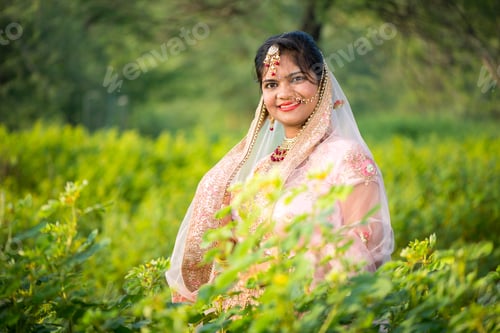 Preview: Beautiful Indian bride in traditional wedding clothes