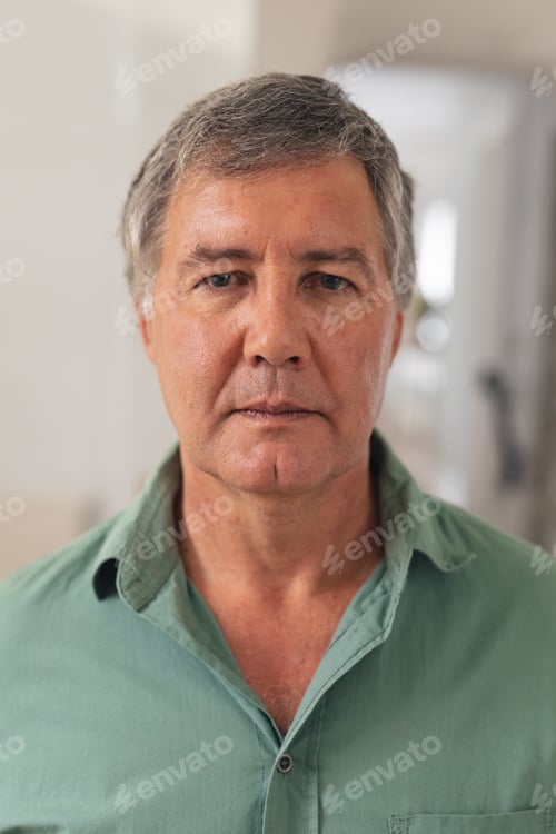 Vorschau: Nahaufnahme eines ernsthaften kaukasischen älteren Mannes zu Hause