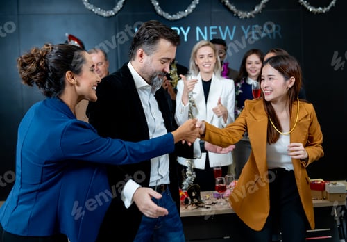 Visualização: Empresária asiática aperta a mão de seu colega depois de receber o presente ou presente da festa de ano novo