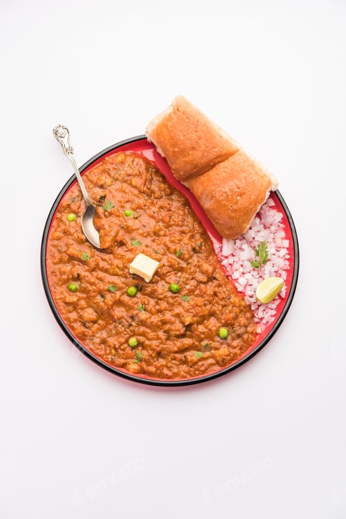 Vista previa: El pav bhaji es una popular comida callejera india que consiste en una mezcla picante, puré de verduras y bollos blandos.