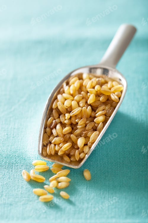 Preview: raw bulgur in a scoop