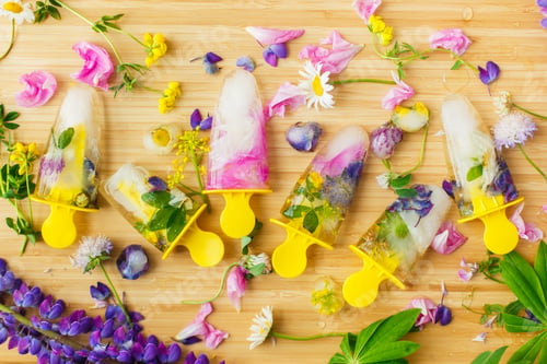 Preview: Floral Ice Pops and fresh summer flowers flat lay